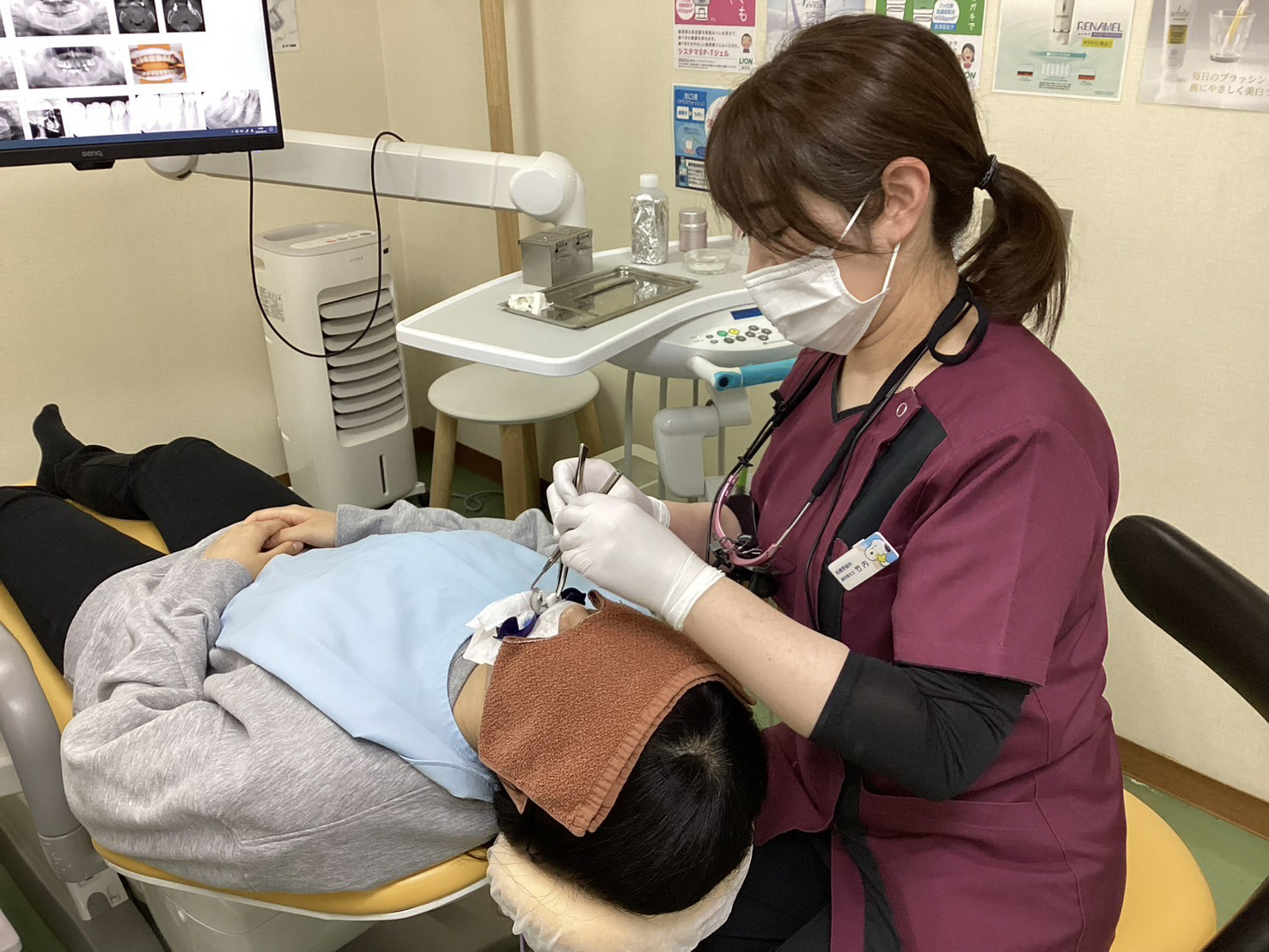 ホワイトニング薬剤塗布の様子