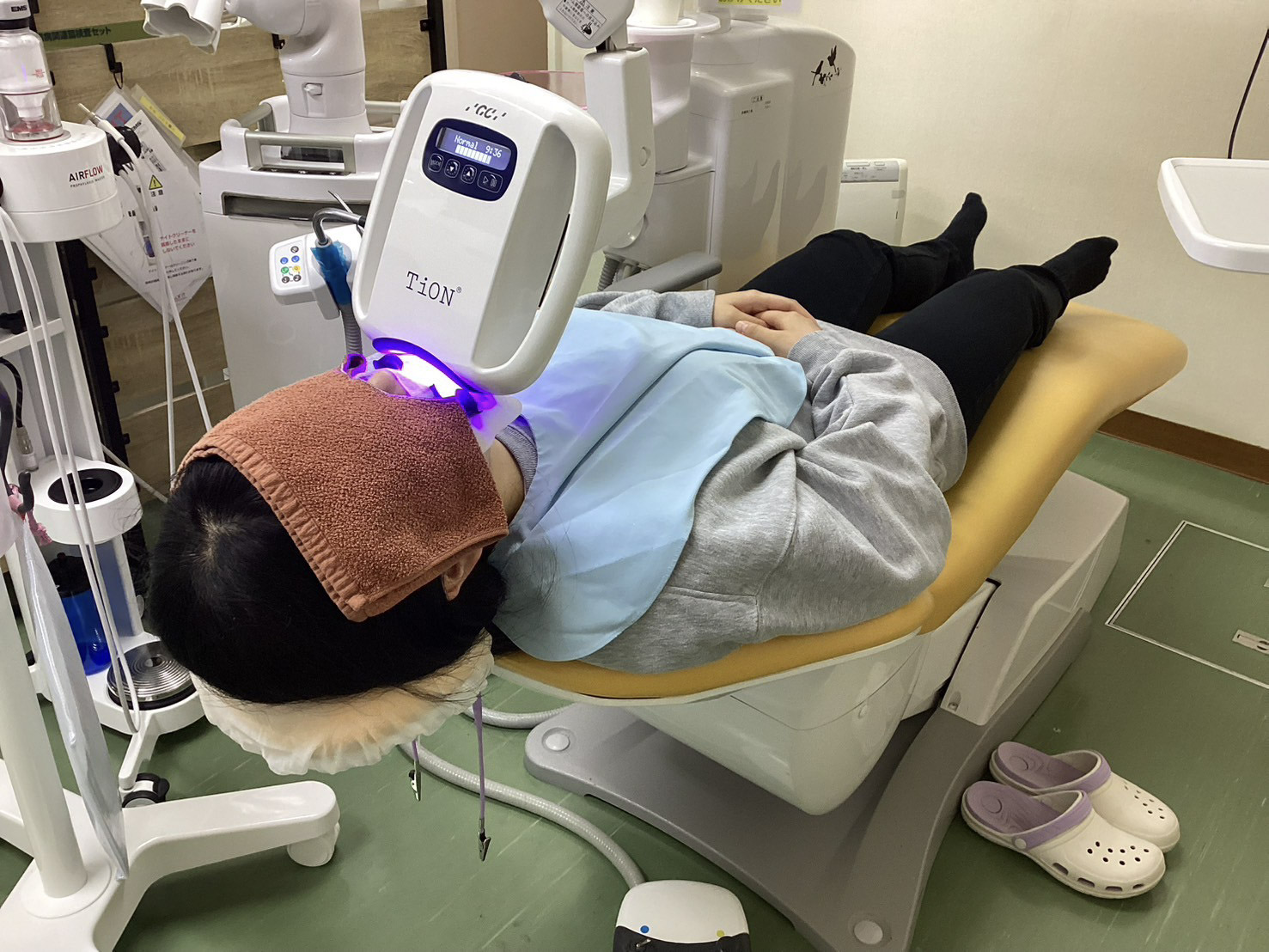 ホワイトニング光照射の様子